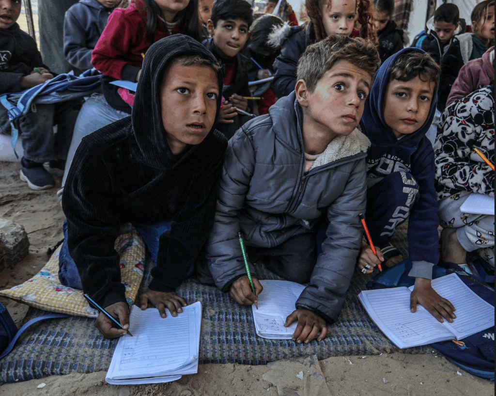 “La perdita dell’istruzione è la perdita del futuro stesso”: i bambini e gli insegnanti di Gaza parlano di due anni senza scuola. - Invictapalestina